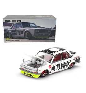 Mini GT 1969 Datsun 510 Street Team XMM V1, Blanco 1/64