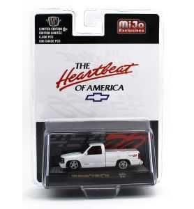 M2 Machines 1992 Chevrolet C1500 SS454 Pick-Up “The Heartbeat of America" Blanco